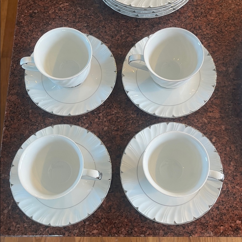 Vintage Harmony House Heirloom Fine China Dinnerware Set - Picture 4 of 9